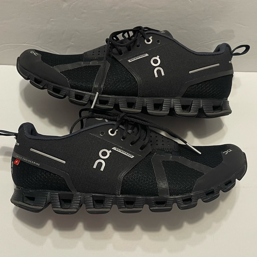 Womens Cloud Waterproof 💦 Sneakers Black Size 9